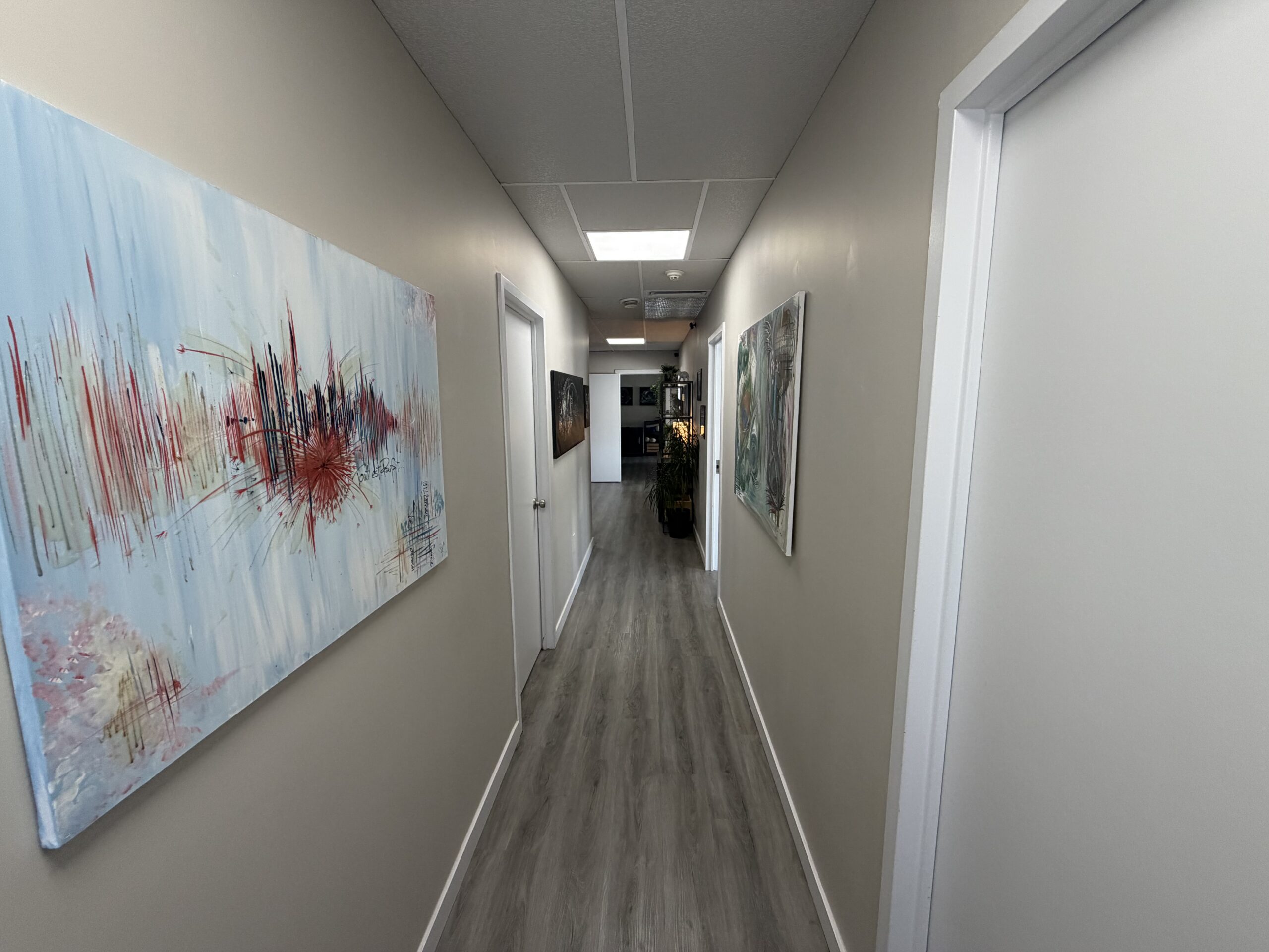 Corridor décoré d'œuvres d'art au Centre 565
