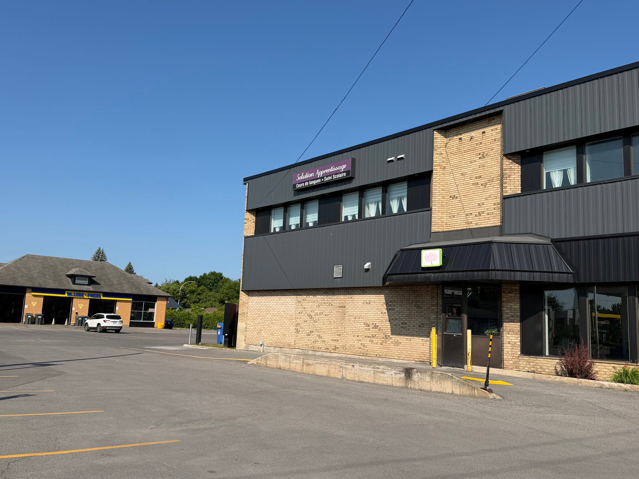 Entrée du bâtiment du Centre 565